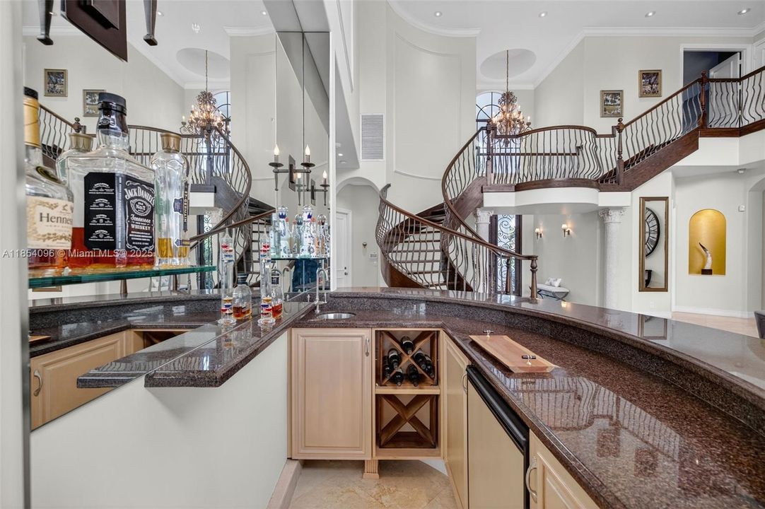 合同活跃: $17,500 (6 贝兹, 6 浴室, 4941 平方英尺)