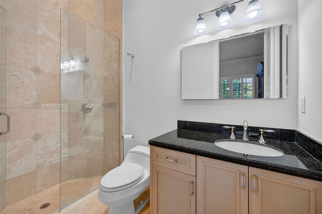 合同活跃: $17,500 (6 贝兹, 6 浴室, 4941 平方英尺)