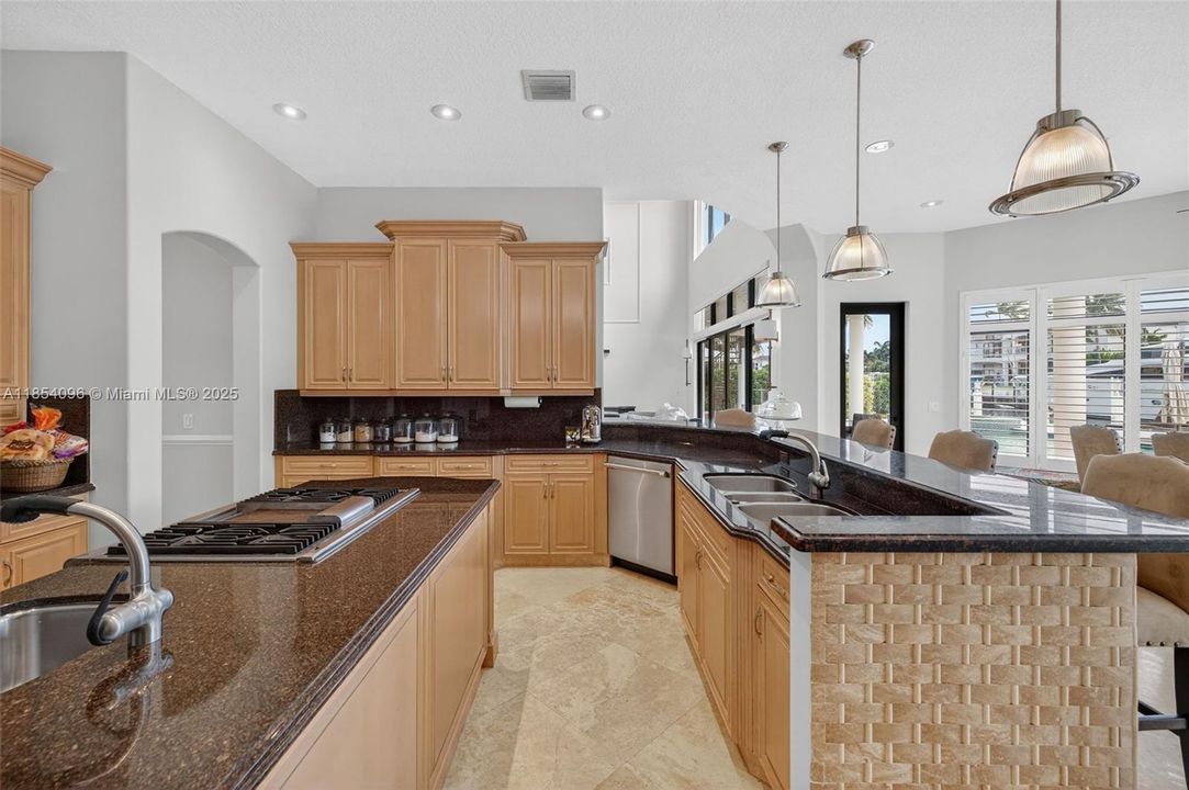 合同活跃: $17,500 (6 贝兹, 6 浴室, 4941 平方英尺)