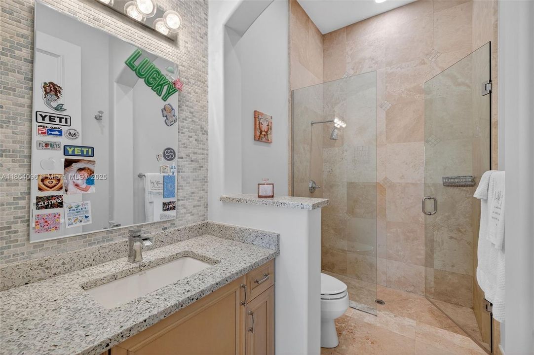 合同活跃: $17,500 (6 贝兹, 6 浴室, 4941 平方英尺)