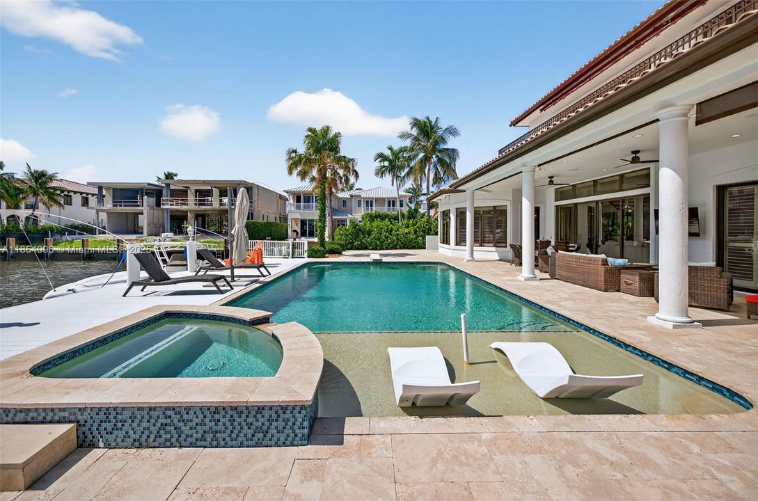 合同活跃: $17,500 (6 贝兹, 6 浴室, 4941 平方英尺)