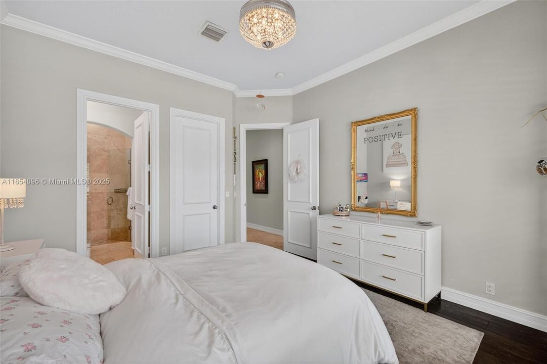 合同活跃: $17,500 (6 贝兹, 6 浴室, 4941 平方英尺)