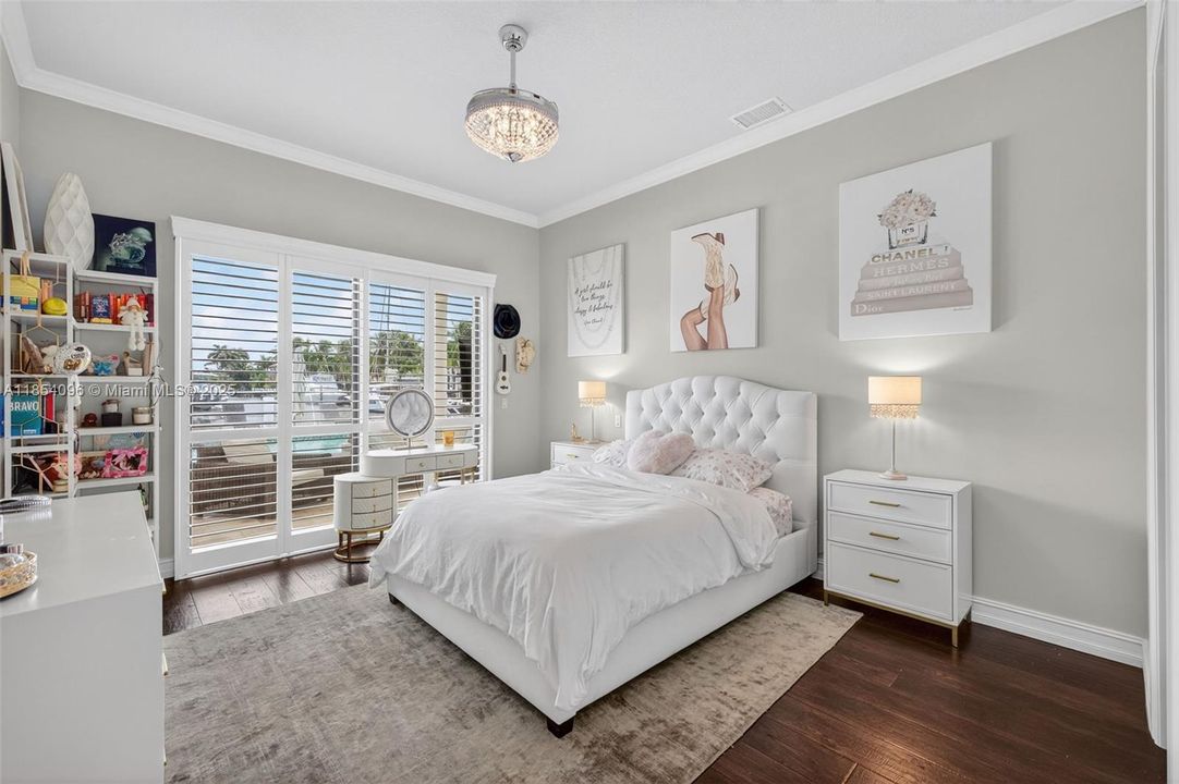 合同活跃: $17,500 (6 贝兹, 6 浴室, 4941 平方英尺)