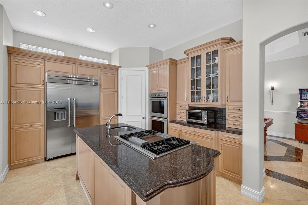 合同活跃: $17,500 (6 贝兹, 6 浴室, 4941 平方英尺)