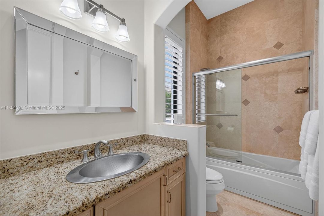 合同活跃: $17,500 (6 贝兹, 6 浴室, 4941 平方英尺)