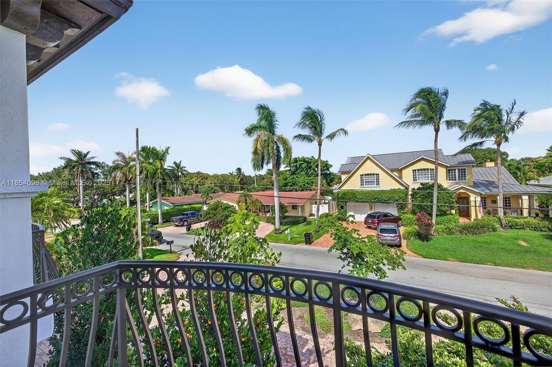 合同活跃: $17,500 (6 贝兹, 6 浴室, 4941 平方英尺)