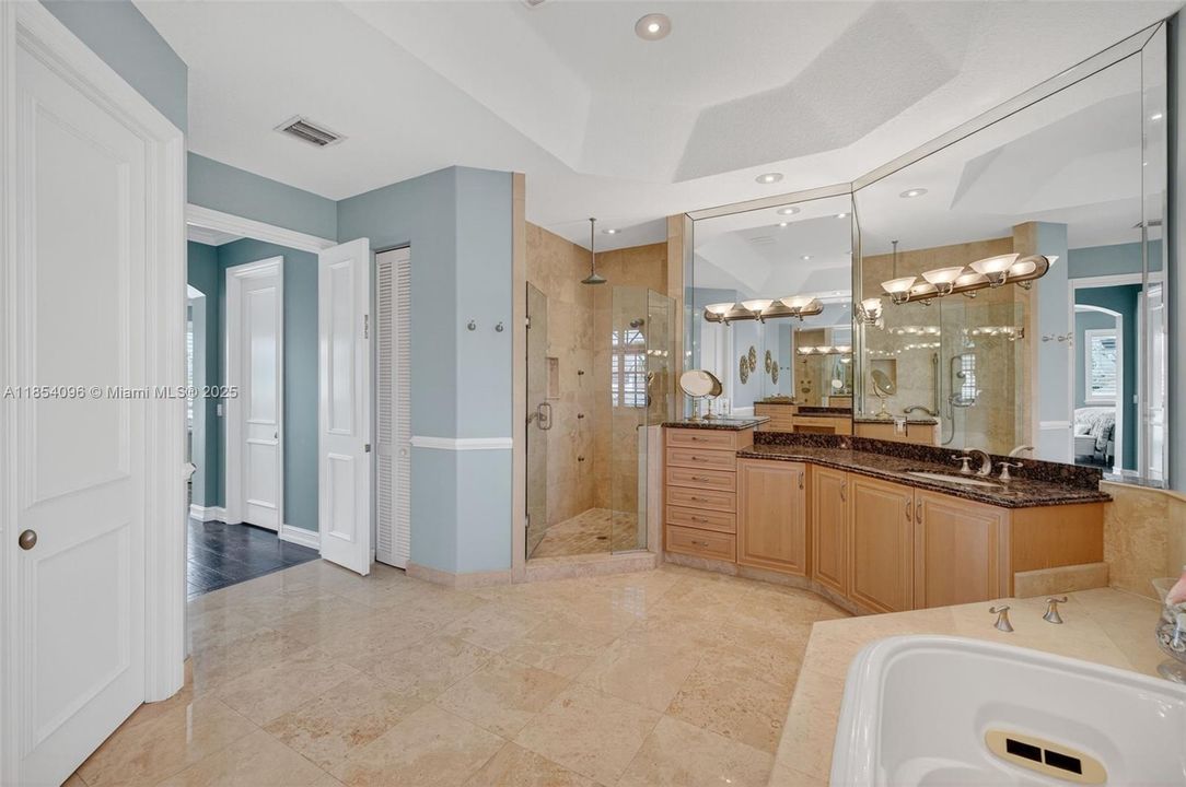 合同活跃: $17,500 (6 贝兹, 6 浴室, 4941 平方英尺)