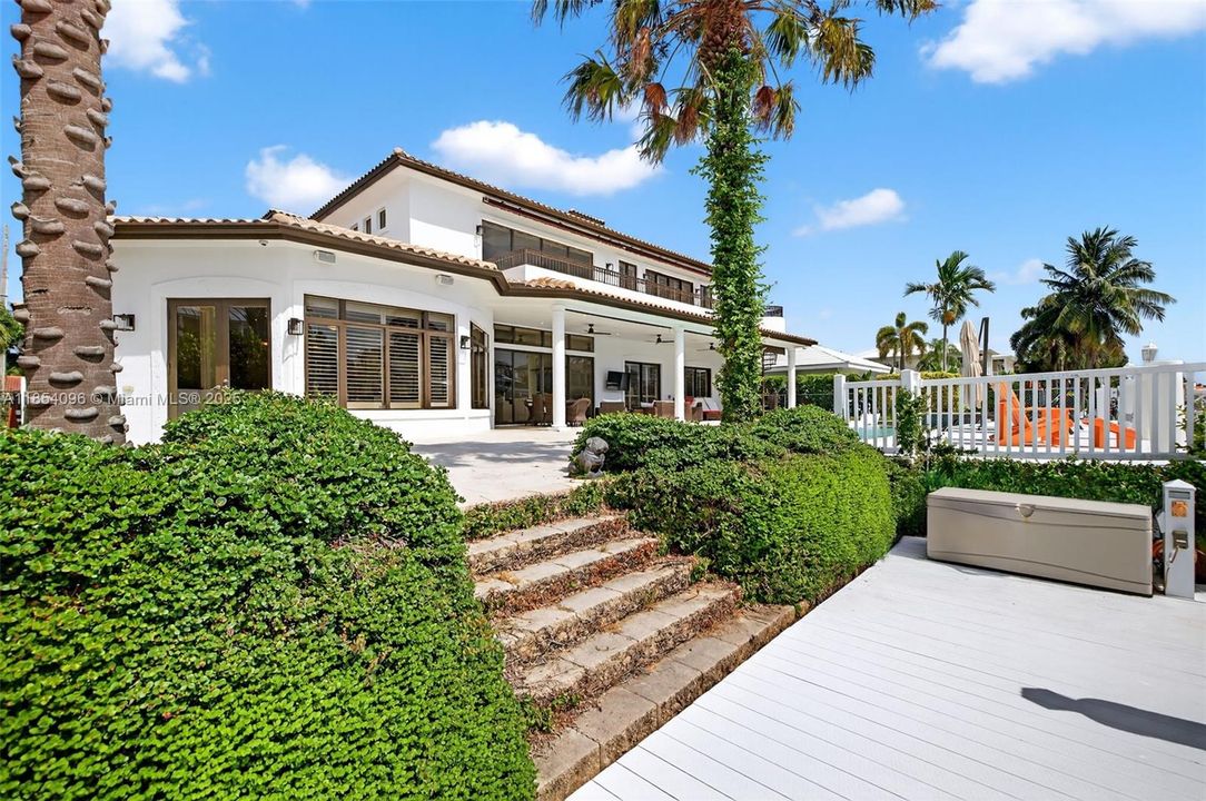 合同活跃: $17,500 (6 贝兹, 6 浴室, 4941 平方英尺)