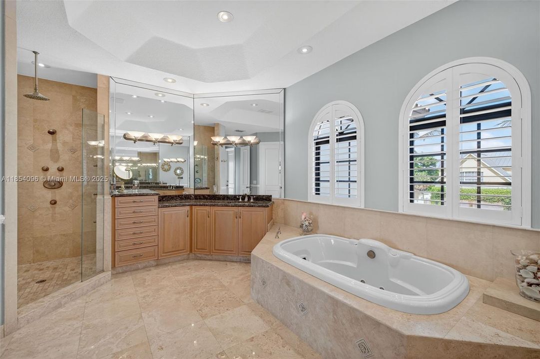 合同活跃: $17,500 (6 贝兹, 6 浴室, 4941 平方英尺)