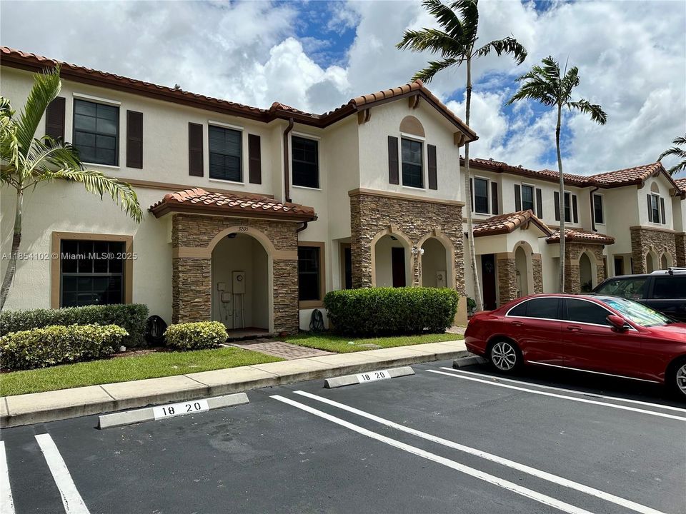 合同活跃: $347,000 (3 贝兹, 2 浴室, 1402 平方英尺)