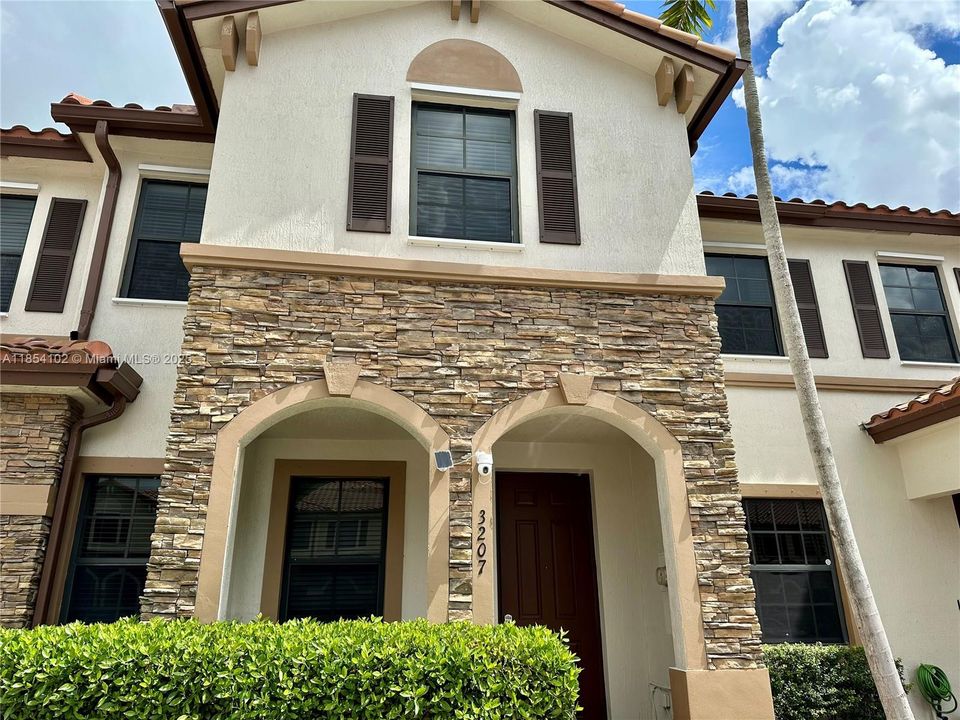 合同活跃: $347,000 (3 贝兹, 2 浴室, 1402 平方英尺)