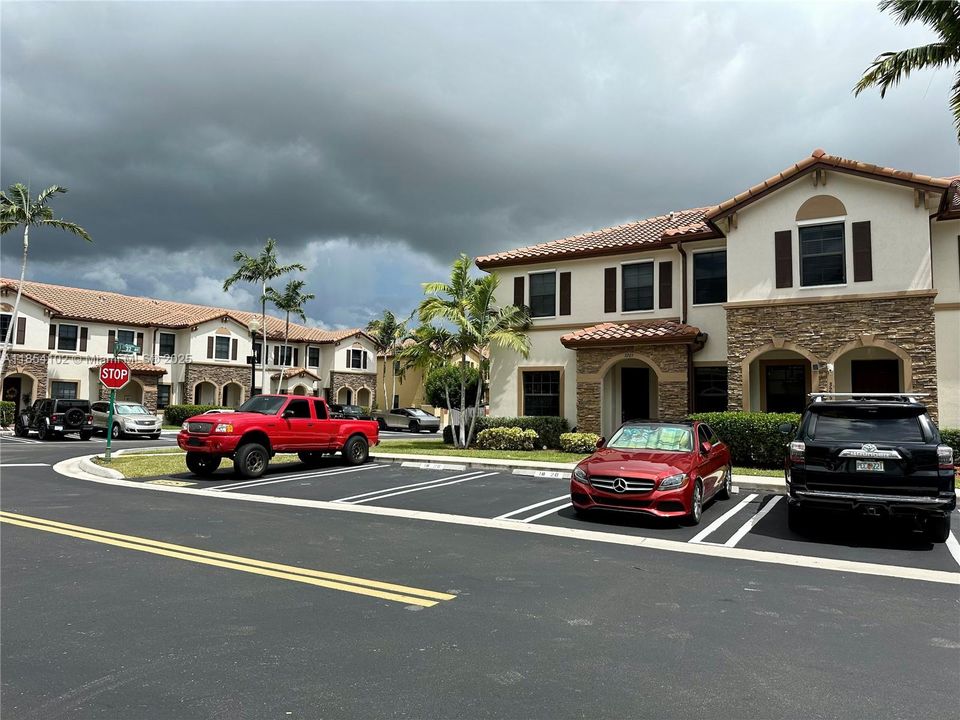 合同活跃: $347,000 (3 贝兹, 2 浴室, 1402 平方英尺)