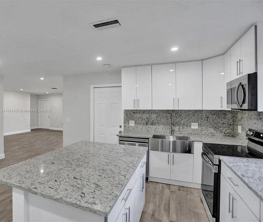 Vendido Recientemente: $665,000 (4 camas, 2 baños, 1614 Pies cuadrados)