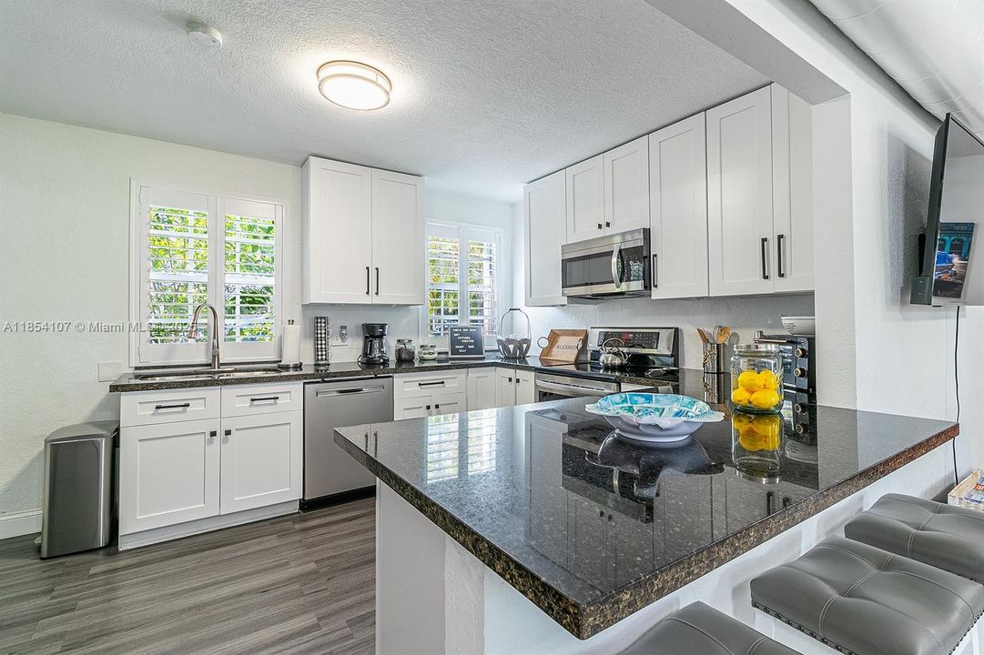 Recently Sold: $1,849,900 (8 beds, 6 baths, 7212 Square Feet)