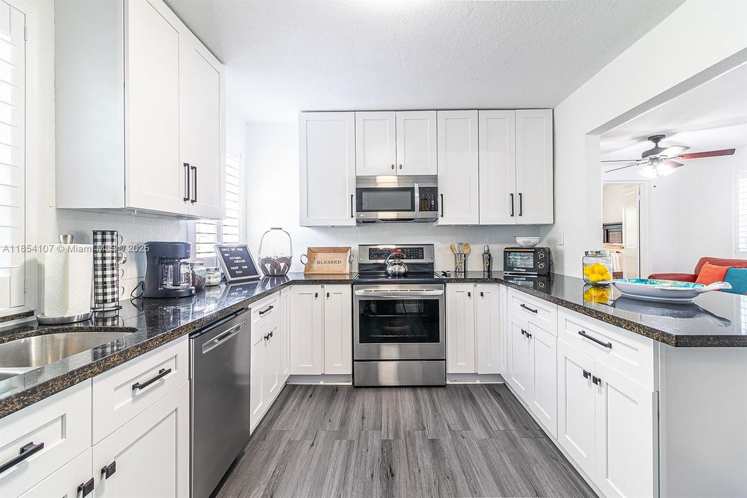 Recently Sold: $1,849,900 (8 beds, 6 baths, 7212 Square Feet)