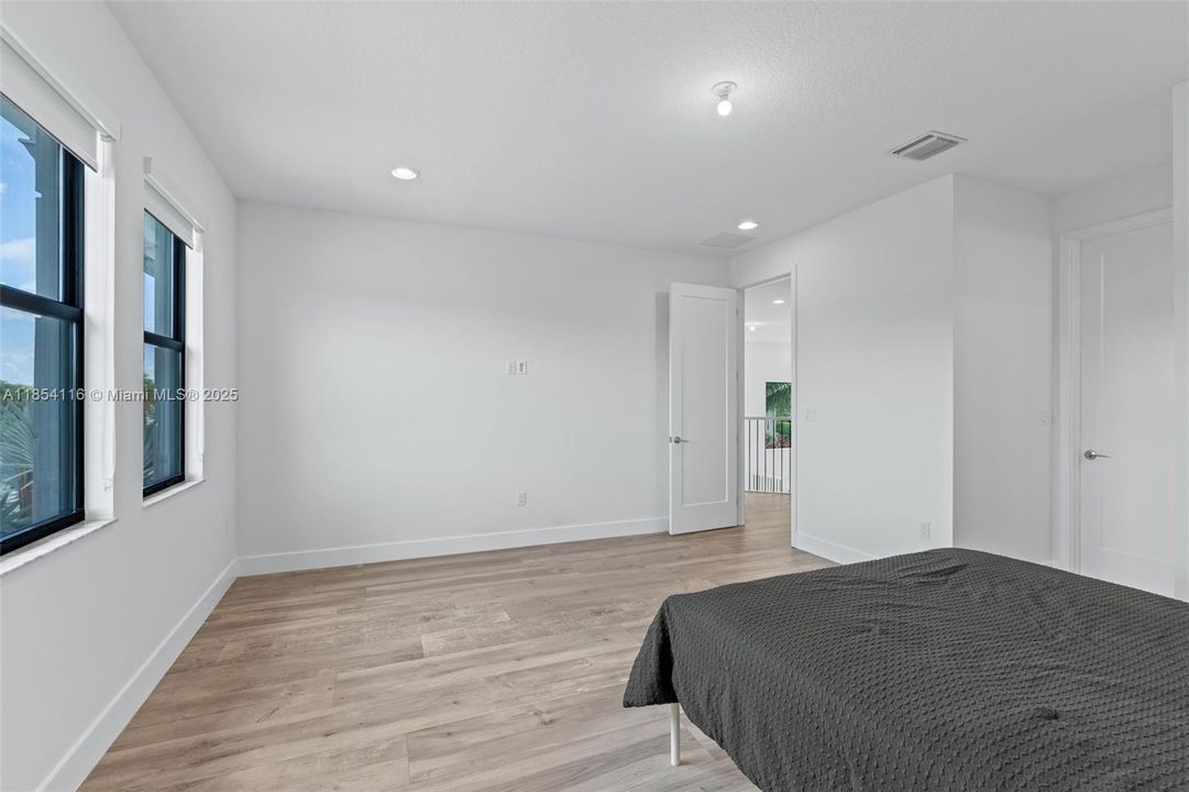 Activo con contrato: $1,899,999 (5 camas, 7 baños, 4609 Pies cuadrados)