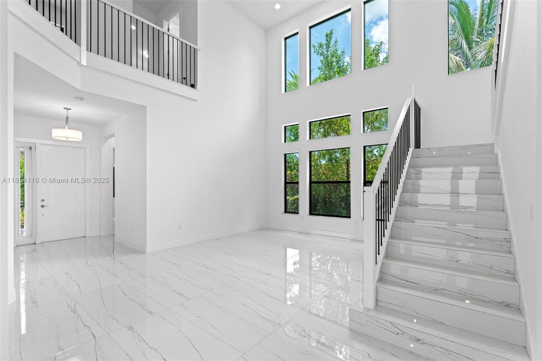 Activo con contrato: $1,899,999 (5 camas, 7 baños, 4609 Pies cuadrados)