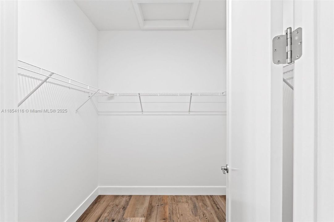 Activo con contrato: $1,899,999 (5 camas, 7 baños, 4609 Pies cuadrados)