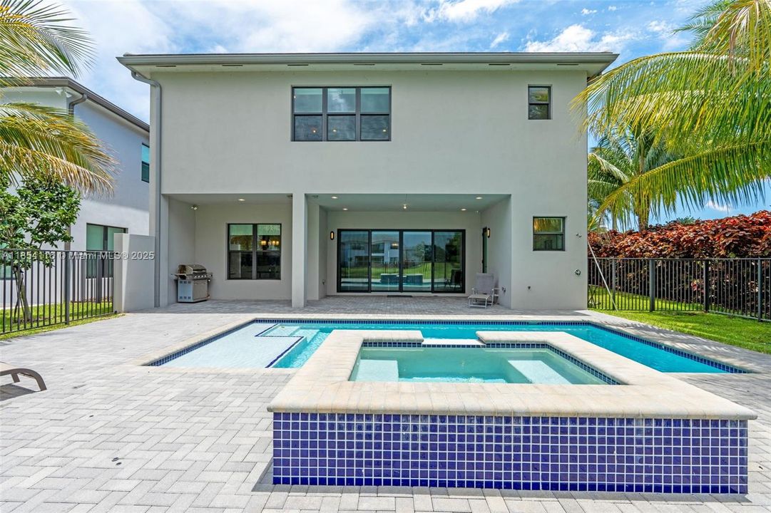 Activo con contrato: $1,899,999 (5 camas, 7 baños, 4609 Pies cuadrados)