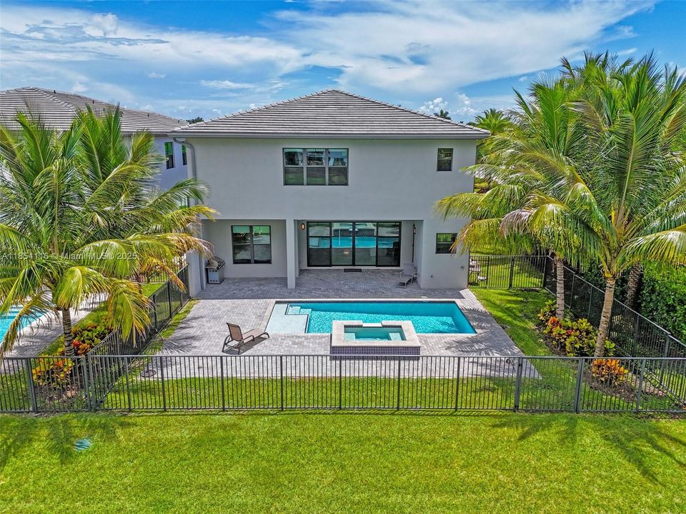 Activo con contrato: $1,899,999 (5 camas, 7 baños, 4609 Pies cuadrados)