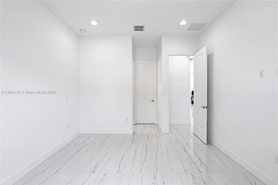 Activo con contrato: $1,899,999 (5 camas, 7 baños, 4609 Pies cuadrados)