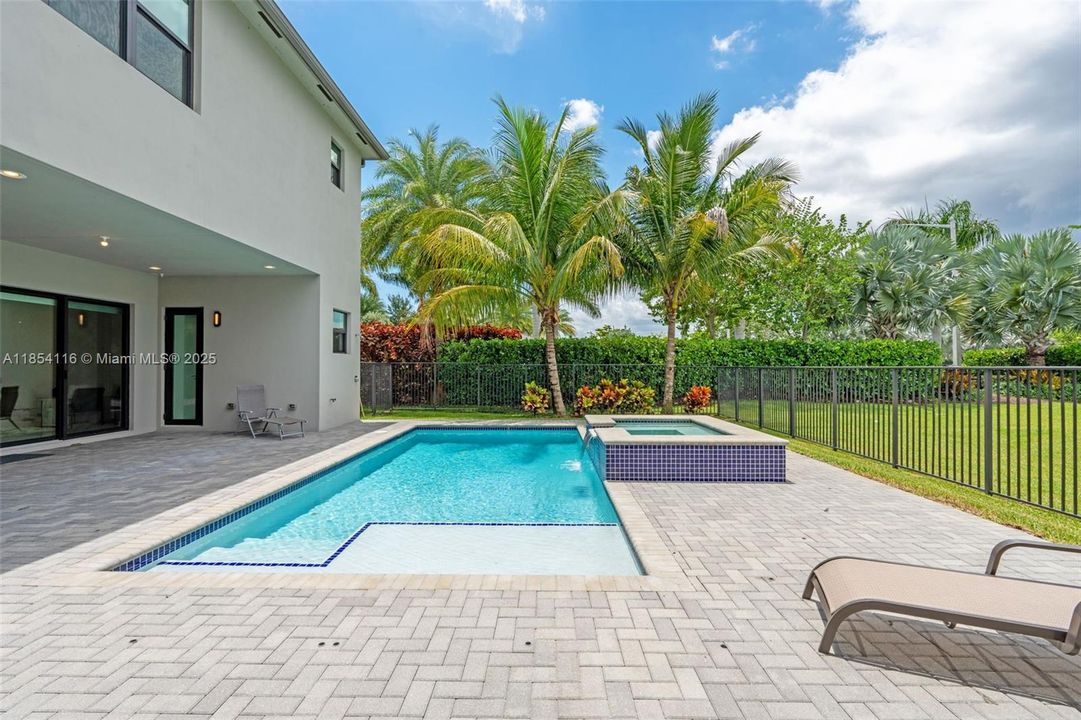 Activo con contrato: $1,899,999 (5 camas, 7 baños, 4609 Pies cuadrados)