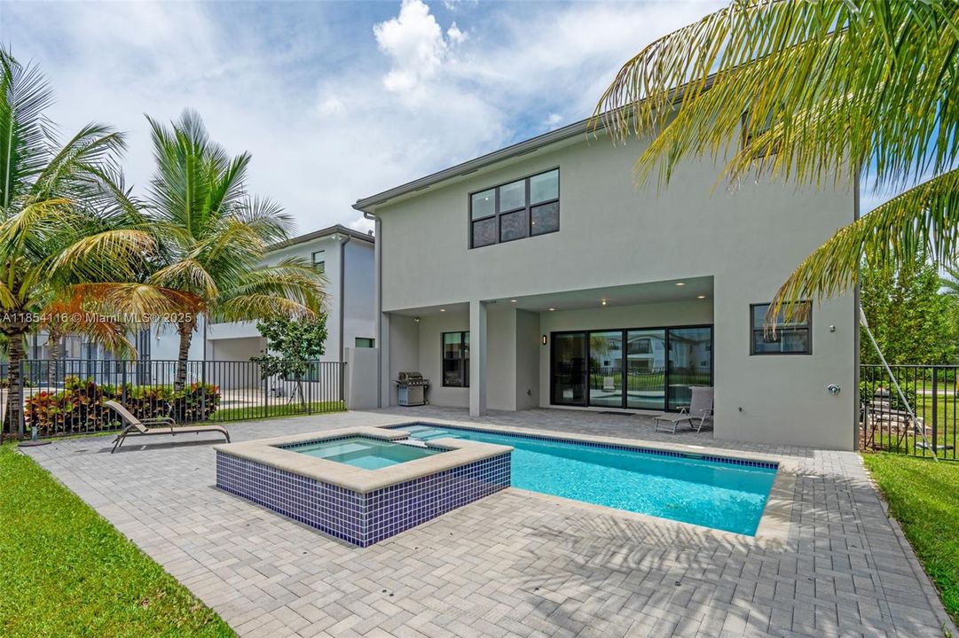 Activo con contrato: $1,899,999 (5 camas, 7 baños, 4609 Pies cuadrados)