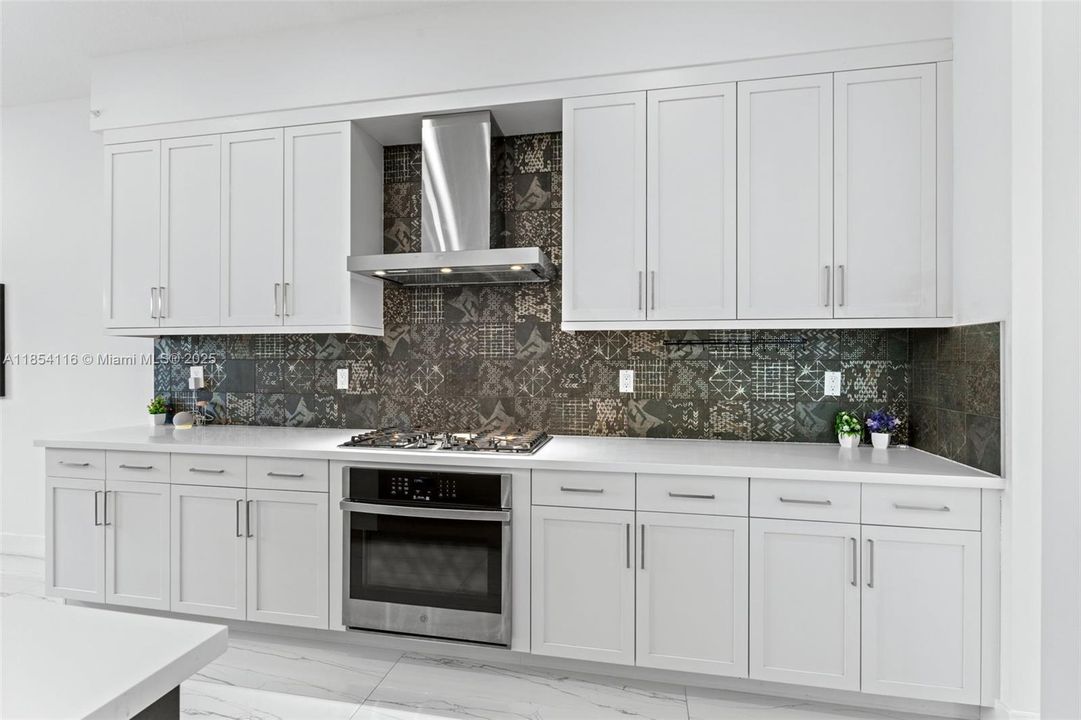 Activo con contrato: $1,899,999 (5 camas, 7 baños, 4609 Pies cuadrados)