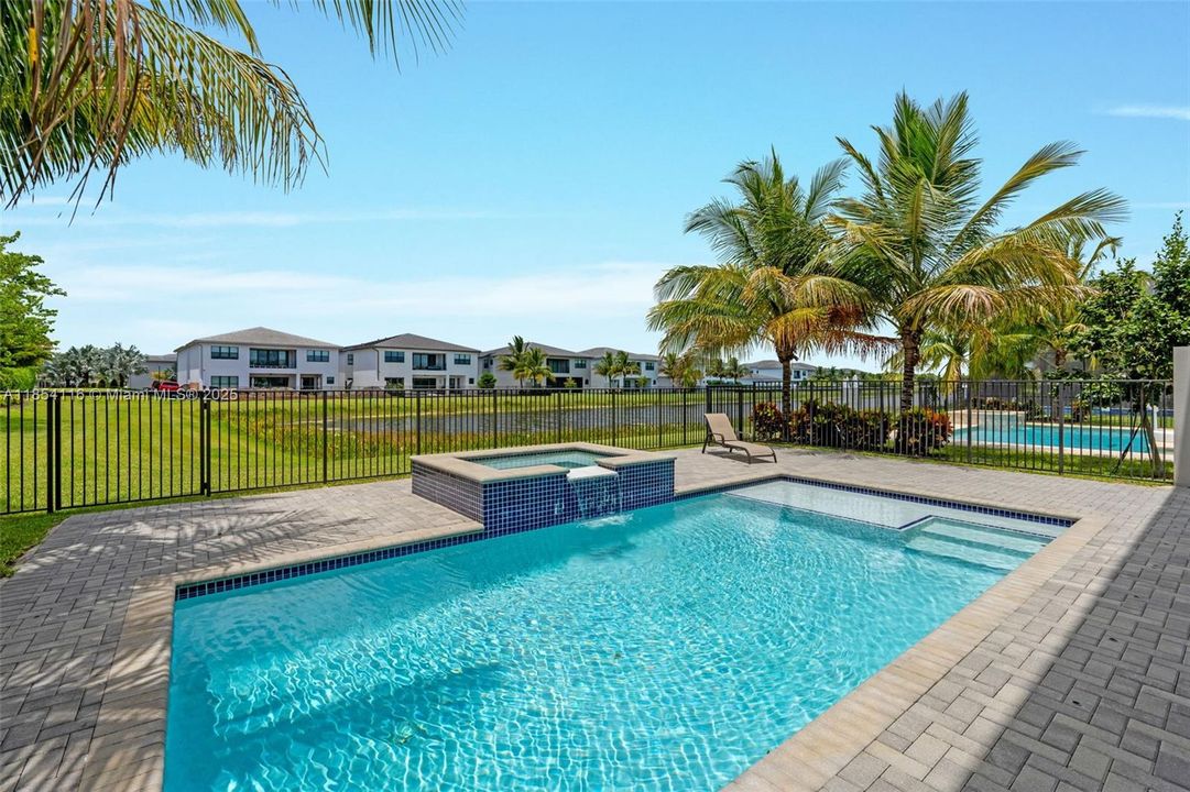 Activo con contrato: $1,899,999 (5 camas, 7 baños, 4609 Pies cuadrados)