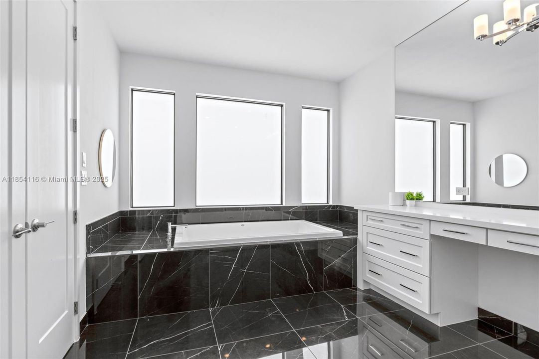 Activo con contrato: $1,899,999 (5 camas, 7 baños, 4609 Pies cuadrados)