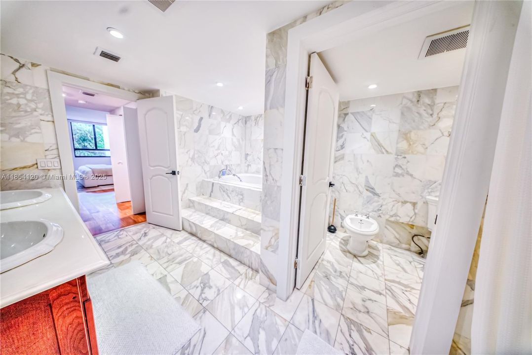 For Sale: $1,149,000 (2 beds, 2 baths, 1790 Square Feet)