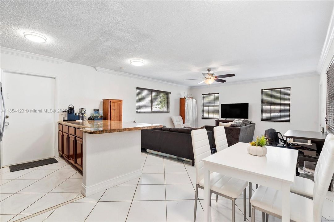 Activo con contrato: $319,000 (2 camas, 2 baños, 1000 Pies cuadrados)