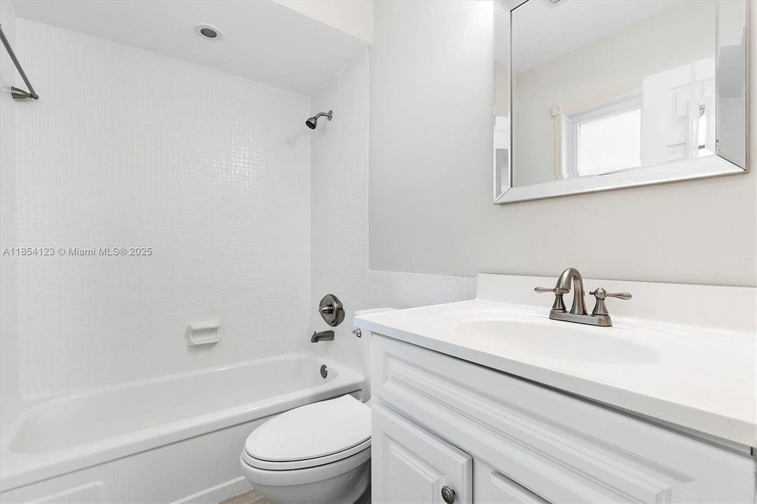 Activo con contrato: $319,000 (2 camas, 2 baños, 1000 Pies cuadrados)