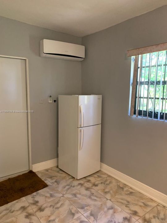 For Rent: $1,100 (1 beds, 1 baths, 1400 Square Feet)