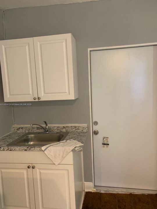 For Rent: $1,100 (1 beds, 1 baths, 1400 Square Feet)