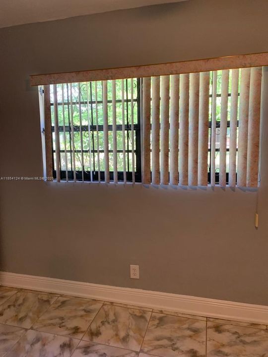 For Rent: $1,100 (1 beds, 1 baths, 1400 Square Feet)