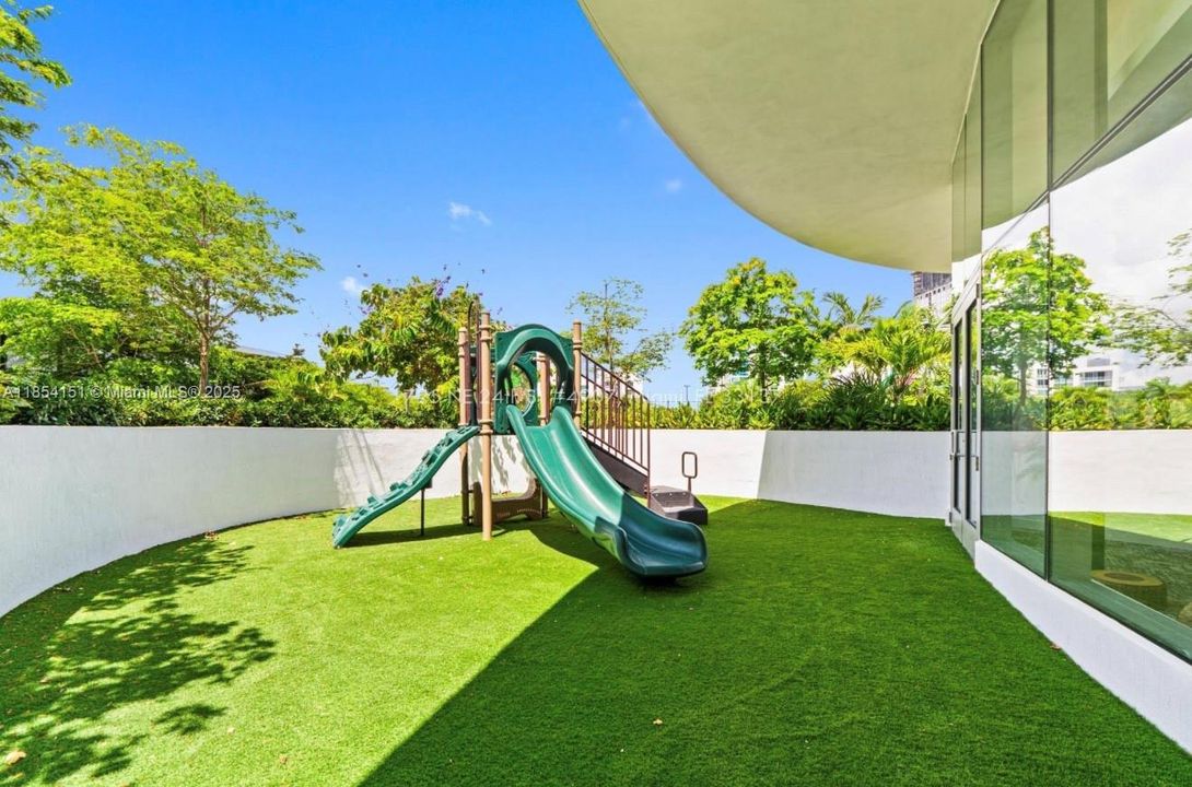 For Sale: $3,400,000 (4 beds, 5 baths, 2520 Square Feet)