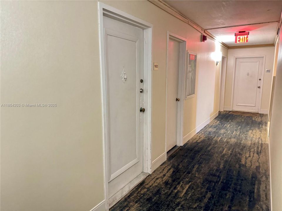 待售: $194,900 (1 贝兹, 1 浴室, 717 平方英尺)