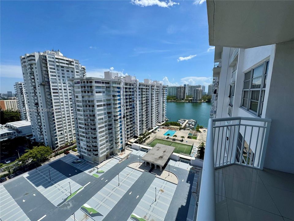 待售: $194,900 (1 贝兹, 1 浴室, 717 平方英尺)