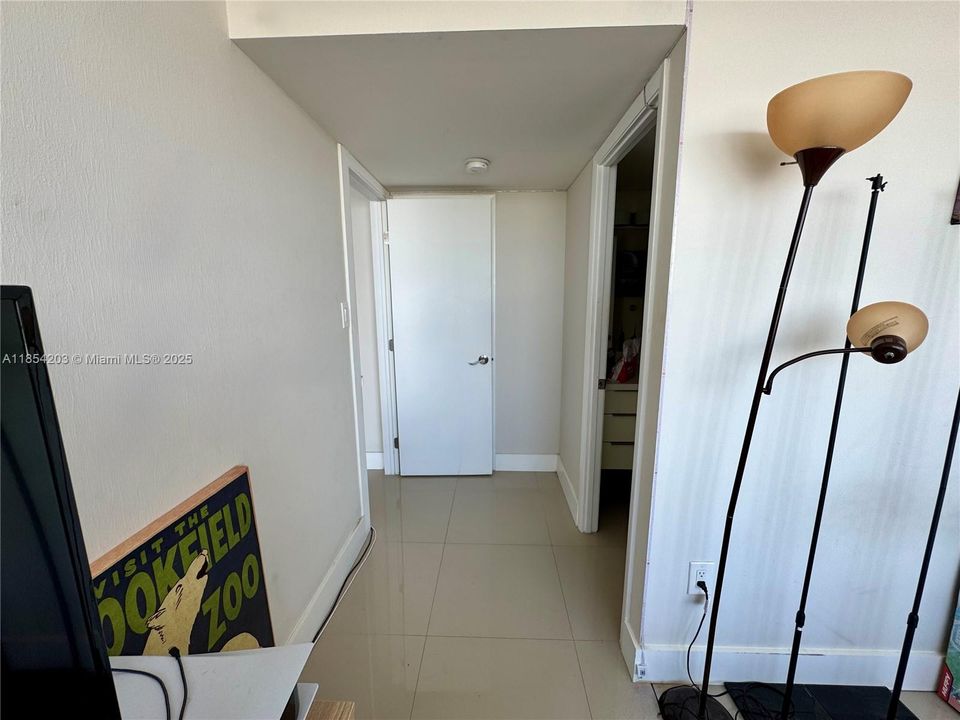 待售: $194,900 (1 贝兹, 1 浴室, 717 平方英尺)