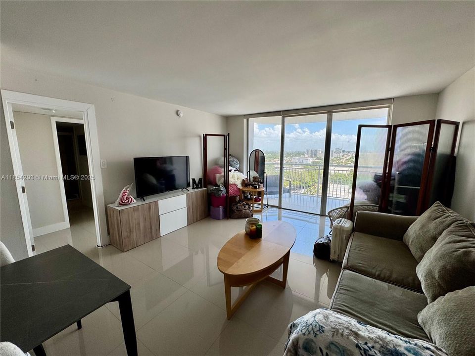 待售: $194,900 (1 贝兹, 1 浴室, 717 平方英尺)