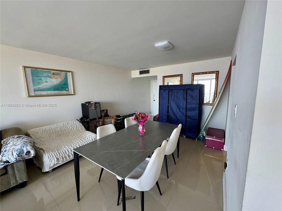 待售: $194,900 (1 贝兹, 1 浴室, 717 平方英尺)