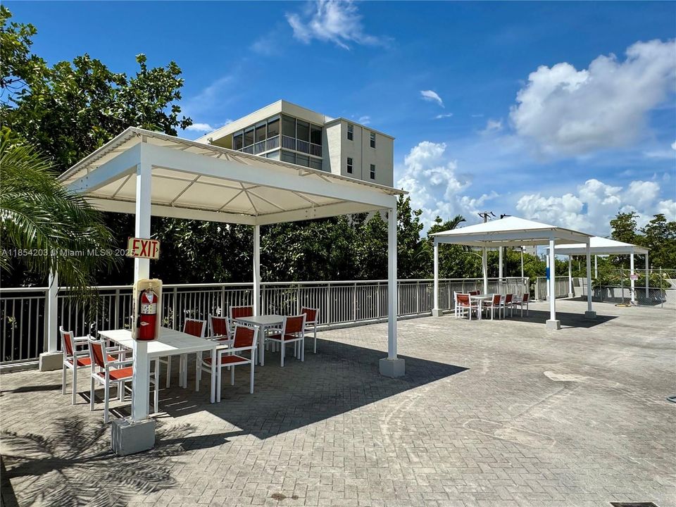 待售: $194,900 (1 贝兹, 1 浴室, 717 平方英尺)