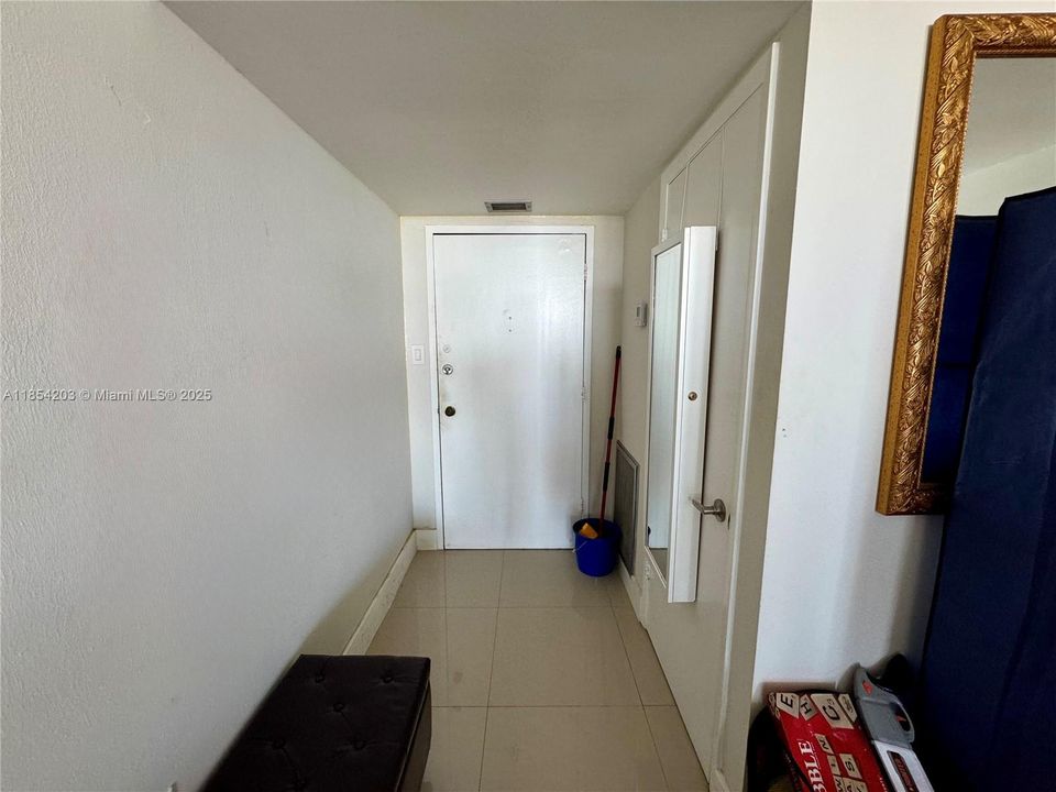 待售: $194,900 (1 贝兹, 1 浴室, 717 平方英尺)