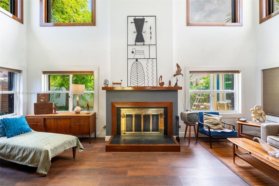 最近售出: $559,999 (4 贝兹, 2 浴室, 2599 平方英尺)