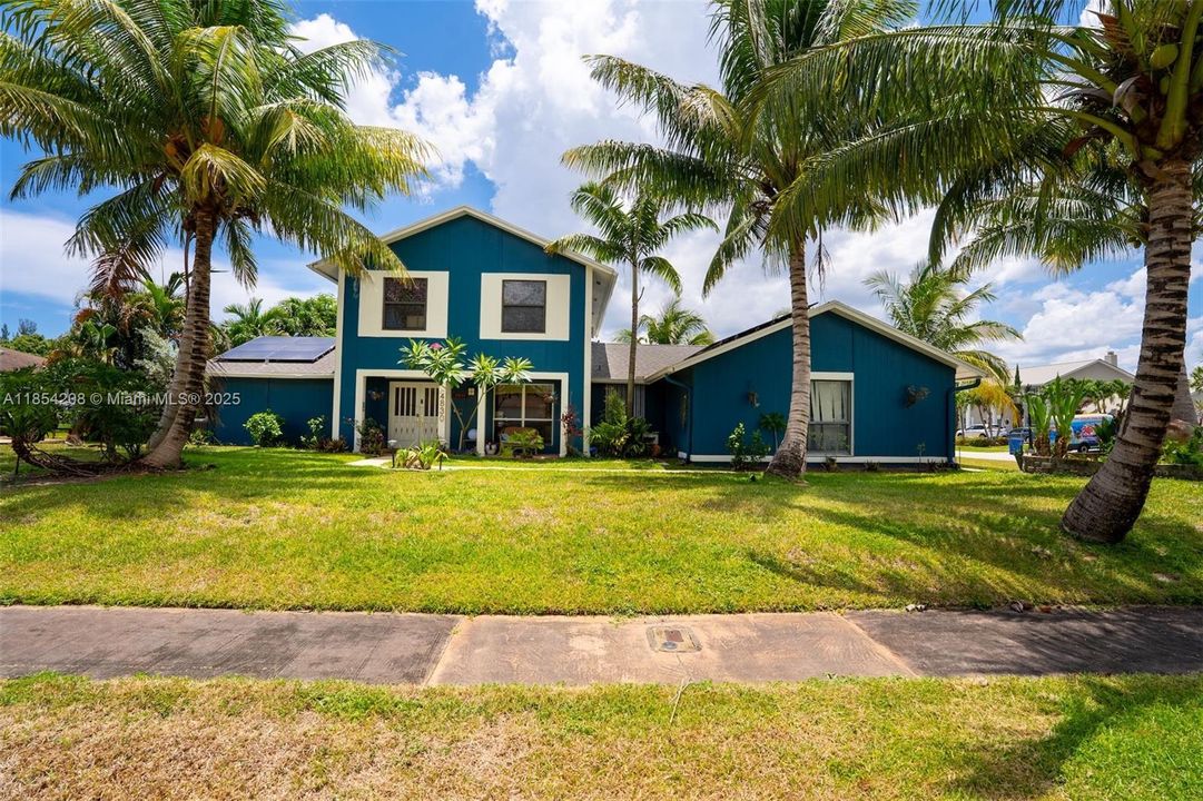 最近售出: $559,999 (4 贝兹, 2 浴室, 2599 平方英尺)