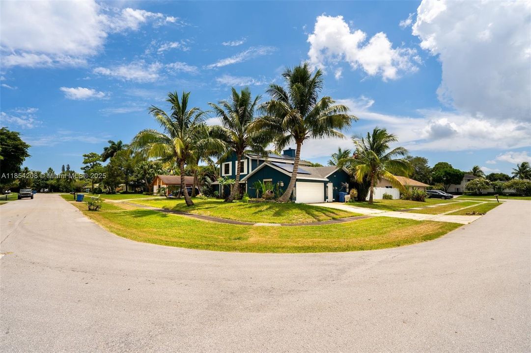 最近售出: $559,999 (4 贝兹, 2 浴室, 2599 平方英尺)