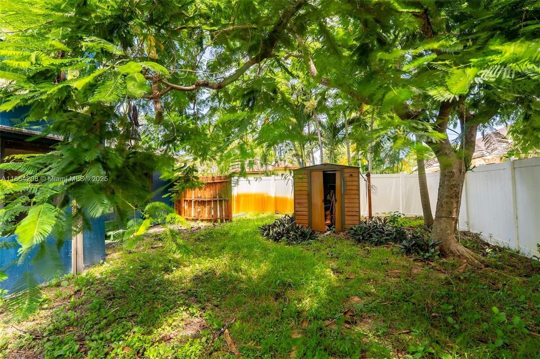 最近售出: $559,999 (4 贝兹, 2 浴室, 2599 平方英尺)