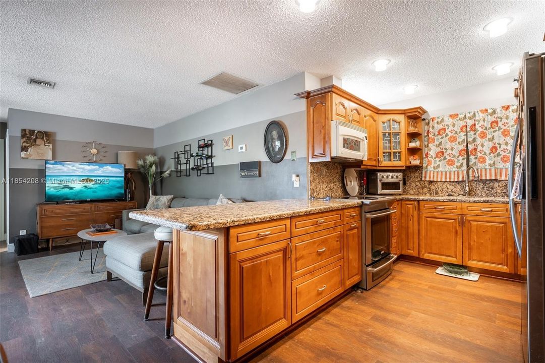 最近售出: $559,999 (4 贝兹, 2 浴室, 2599 平方英尺)