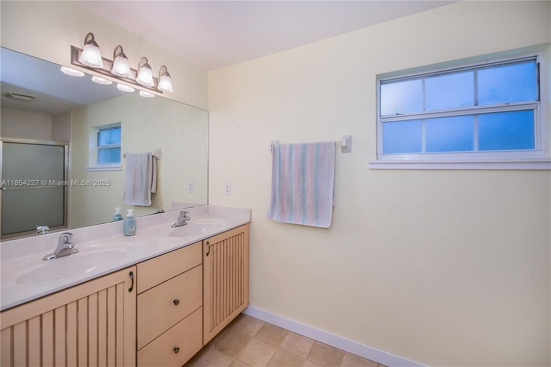 最近售出: $549,900 (4 贝兹, 3 浴室, 3049 平方英尺)